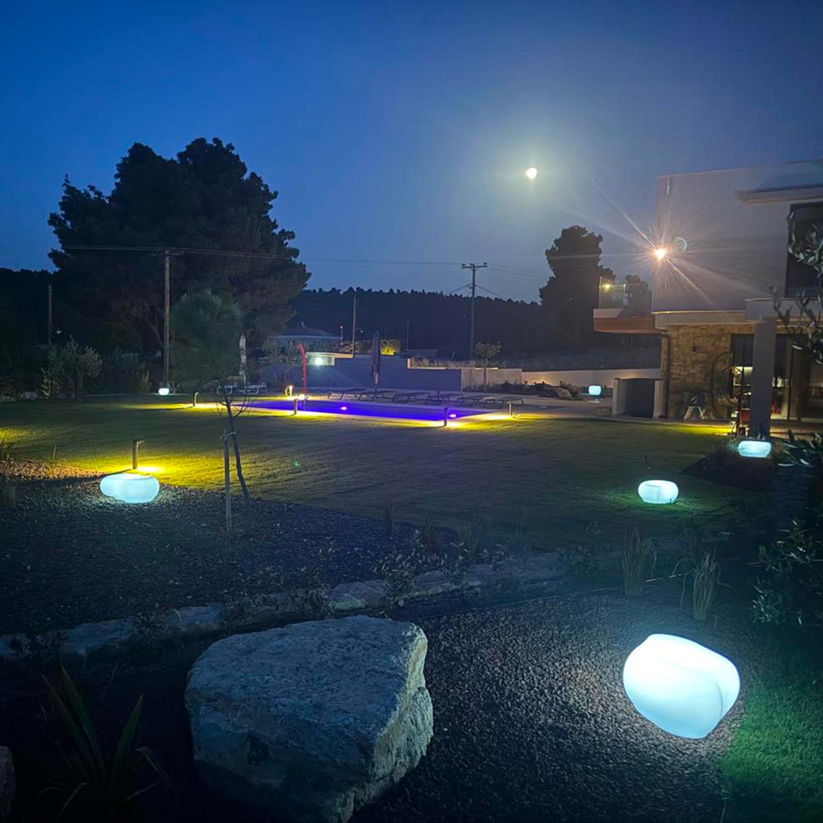 Complemento d'arredo luminoso fotovoltaico con telecomando Arkema Design Light Stone