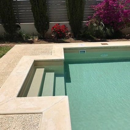 Piscina con rivestimento colore sabbia