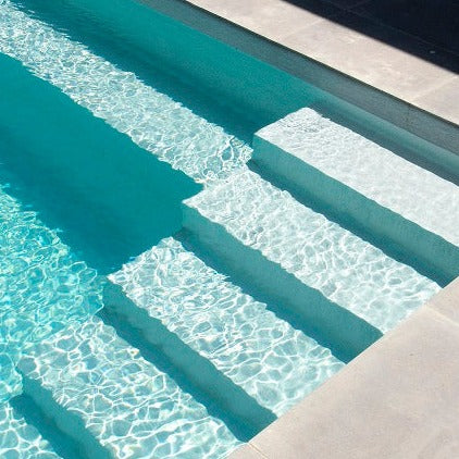 piscina con rivestimento colore celeste chiaro